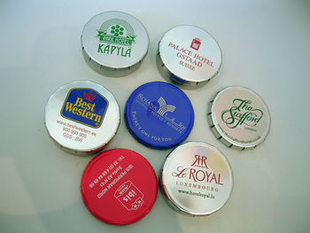 Boite de bonbons Clic-Clac (dragées multicolores au chocolat) Boite de bonbons Clic-Clac (dragées multicolores au chocolat) - Badge publicitaire - e-goodies - 1